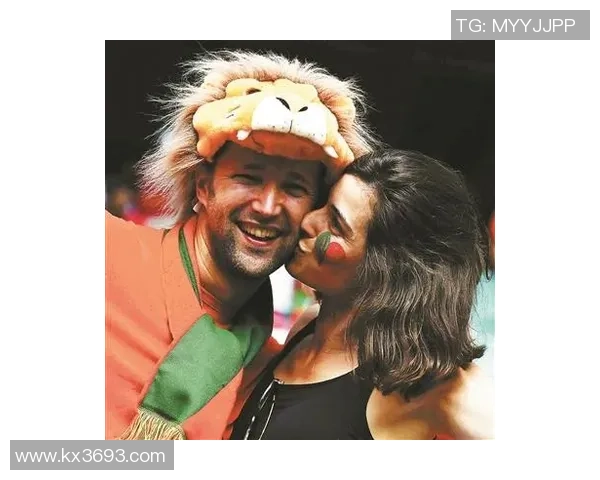 足球球星亲吻瞬间大揭秘：他们的爱情与荣耀如何交织成传奇